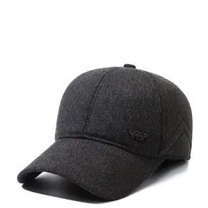 Vue détaillée d'une casquette d'hiver avec cache-oreilles et plaque logo SPORTS STYLE