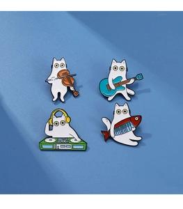 Set mit vier Cartoon-Katzen-Emaille-Pins, die Musikinstrumente auf blauem Grund spielen