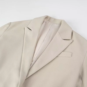 Robe trench mi-longue blanc crème avec détails à franges et texture en laine mélangée