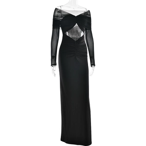 Détail des manches longues en maille noire et de la découpe à la taille sur la robe maxi