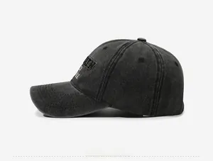 Vue latérale d'une casquette vintage en coton gris délavé avec broderie Brooklyn