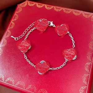 Vue macro détaillée d'un bracelet fleuri plaqué or 18 carats dans un coffret de luxe