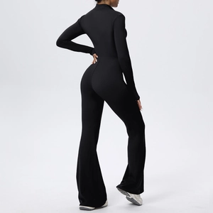 Vue latérale d'une combinaison de yoga noire à manches longues et jambe évasée flatteuse