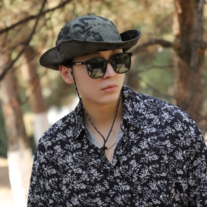 Outdoor men's camouflage sun hat with chin strap and wide brim for sun protection