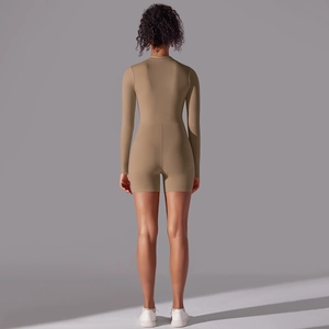 Dettaglio della tuta sportiva color terra con vista posteriore e taglio slim fit