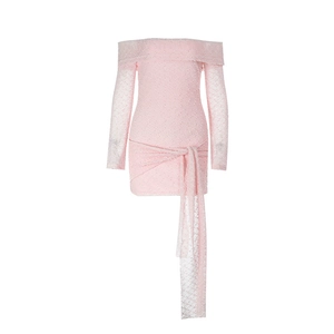 Détail de mini-robe rose à épaules dénudées avec manches en dentelle et lacets