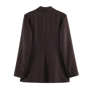 Vue arrière du blazer marron chocolat avec épaulettes et détail de couture professionnelle