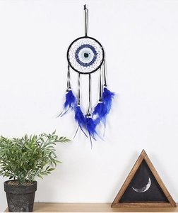 Detail eines handgefertigten Evil Eye Traumfängers mit blauen Federn und Perlen