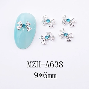 Détail de bijoux d'ongles nœud argenté 9x6mm avec cristal bleu clair sur fond blanc
