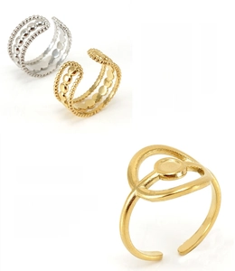 Detailed close-up showing 18K gold plated stainless steel clover ring with adjustable band