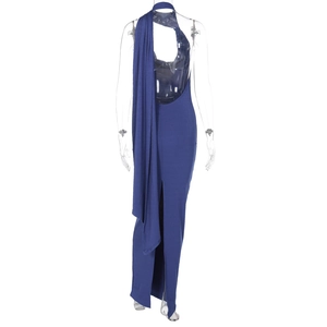 Détail de la robe dos nu bleu roi avec fronces latérales et fente élégante sur la jambe