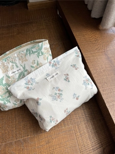 Nahaufnahme florale Kosmetiktaschen aus Baumwolle mit Simple Wish Stoffetikett
