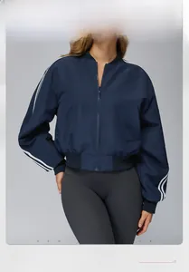 Dettaglio della giacca sportiva blu navy con cerniera e strisce bianche sulle maniche