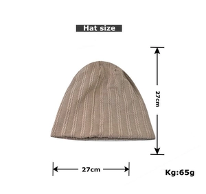 Dimensions détaillées du bonnet en tricot marron montrant 27cm de hauteur et de largeur