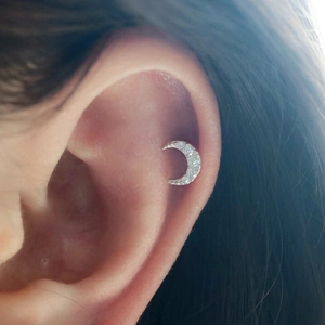 Élégant piercing d'oreille lune en argent S925 avec zircons brillants porté sur l'oreille