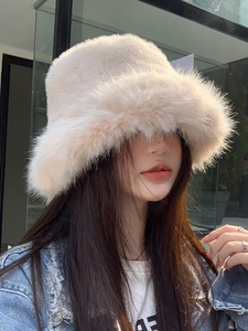 Dettaglio del cappello alla pescatora beige in morbida ecopelliccia calda e spessa