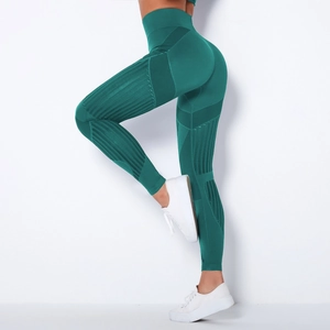 Detail der dunkelgrünen, nahtlosen Yoga-Hose mit hoher Taille, Mesh-Löchern und Rippstruktur