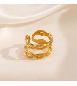 Gros plan d'une bague ouverte double couche tressée plaquée or 18k sur de la soie