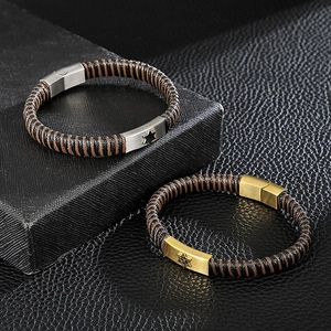 Détail de bracelets en cuir tressé avec fermoirs magnétiques étoile de david en or et argent