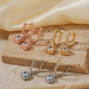 Exquisite hoop earrings set with micro-p鑲 cubic zirconia in rose gold, gold and silver