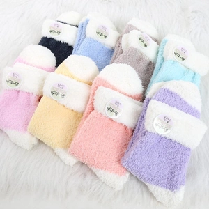 Calze termiche in pile pastello con polsini in peluche su sfondo di pelliccia sintetica