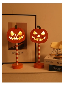 Gedetailleerd houten pompoen tafellamp voor Halloween met warme LED verlichting en gezellig decor.