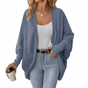 Dettaglio della maglia blu del cardigan con motivo a coste e maniche a pipistrello