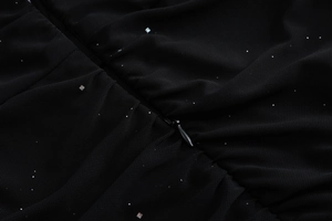 Gros plan sur tissu en maille noire pailletée avec fermeture éclair invisible