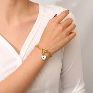 Nahaufnahme von Gold-Herz-Armband mit Evil Eye Motiv und T-Verschluss Detailansicht