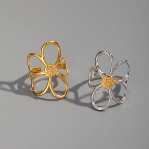 Detail von hohlen Blumenringen in Gold und Silber mit verstellbarem offenem Banddesign