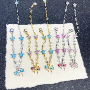 Makroaufnahme luxuriöser Zirkon-Blumenarmbänder mit Pavé-Diamanten und Schleifen