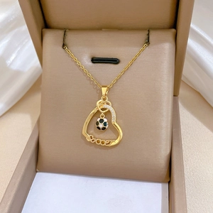 Collier cœur doré orné de cristaux avec pendentif football dans un coffret cadeau beige