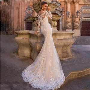 Robe de mariée sirène en dentelle ivoire à manches longues avec une longue traîne royale