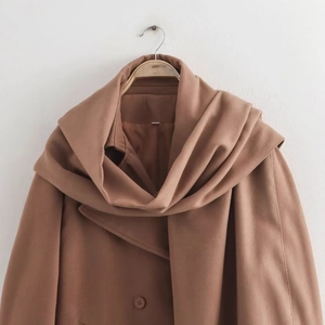 Manteau long en laine à double boutonnage avec col écharpe camel présenté sur un cintre
