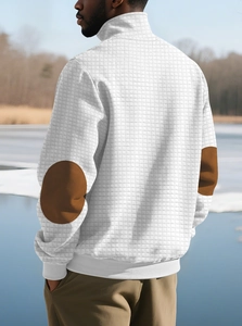 Rückansicht eines weißen Herren-Waffelstrick-Sweatshirts mit braunen Ellbogen-Patches