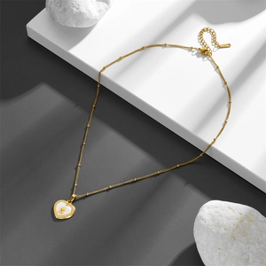 Collier pendentif cœur en or 18k avec incrustation en nacre blanche et lettre V