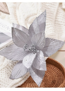 Détail de la fleur de Poinsettia artificielle argentée avec paillettes pour Noël déco