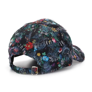 Vista posteriore del cappellino floreale con bordi consumati e fibbia in metallo