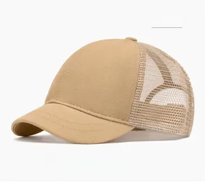 Dettaglio del cappello trucker kaki con rete traspirante in poliestere e visiera curva