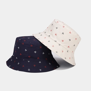 Detail von wendbaren Fischerhüten in Navy und Beige mit gestickten Ankermustern