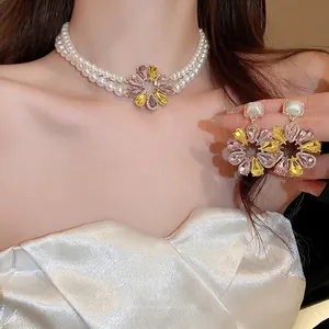 Französisches Vintage-Set mit zweireihiger Perlenkette und Tropfenkristall-Ohrringen