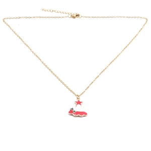 Détail du collier de Noël avec pendentif étoile en émail rouge et cloche dorée
