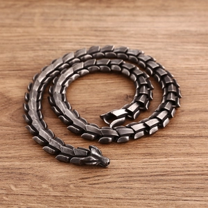 Détail macro du collier nordique en acier inoxydable sur fond de bois rustique