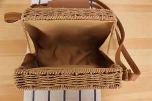 Vue détaillée du sac en papier tressé montrant l'intérieur spacieux et la doublure