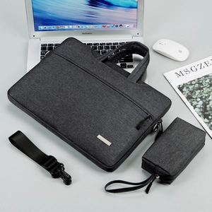 Borsa per laptop grigio scuro con custodia per accessori e tracolla su scrivania
