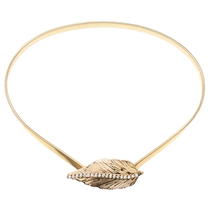 Détail de la ceinture dorée élastique en métal avec boucle feuille strass pour robes chic