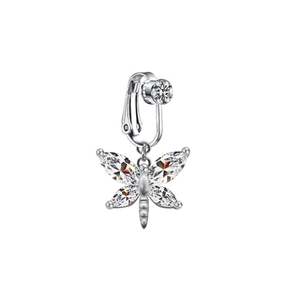 Détail d'un clip de nombril papillon argenté avec des zircons marquise sur fond blanc