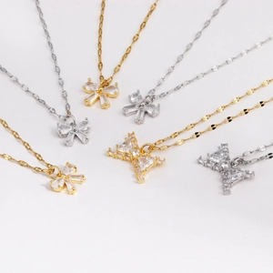 Gros plan de pendentifs papillon en zircon avec chaînes en or et argent pour bijoux
