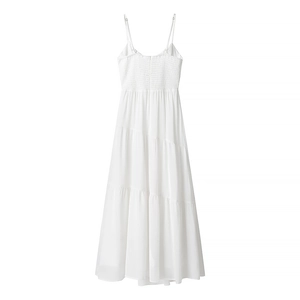 Vue arrière de la robe longue blanche avec bustier smocké et ourlet à volants étagés