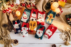 Chaussettes de Noël épaisses en polaire corail avec motifs festifs de rennes et de bonhommes